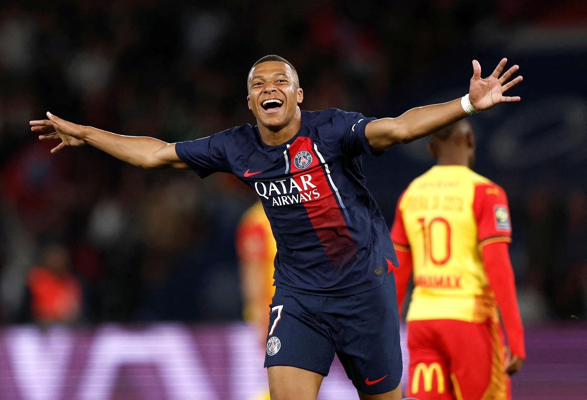 Kylian Mbappé lập cú đúp